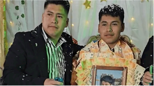 Cumplió 18 años y le regalaron una túnica hecha con billetes de $1000