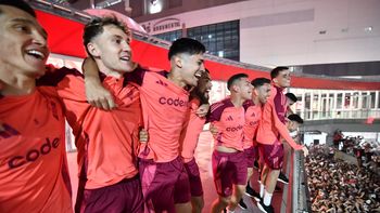 Jugadores de River se sumaron al banderazo de los hinchas en el Monumental a horas del partido contra Mineiro