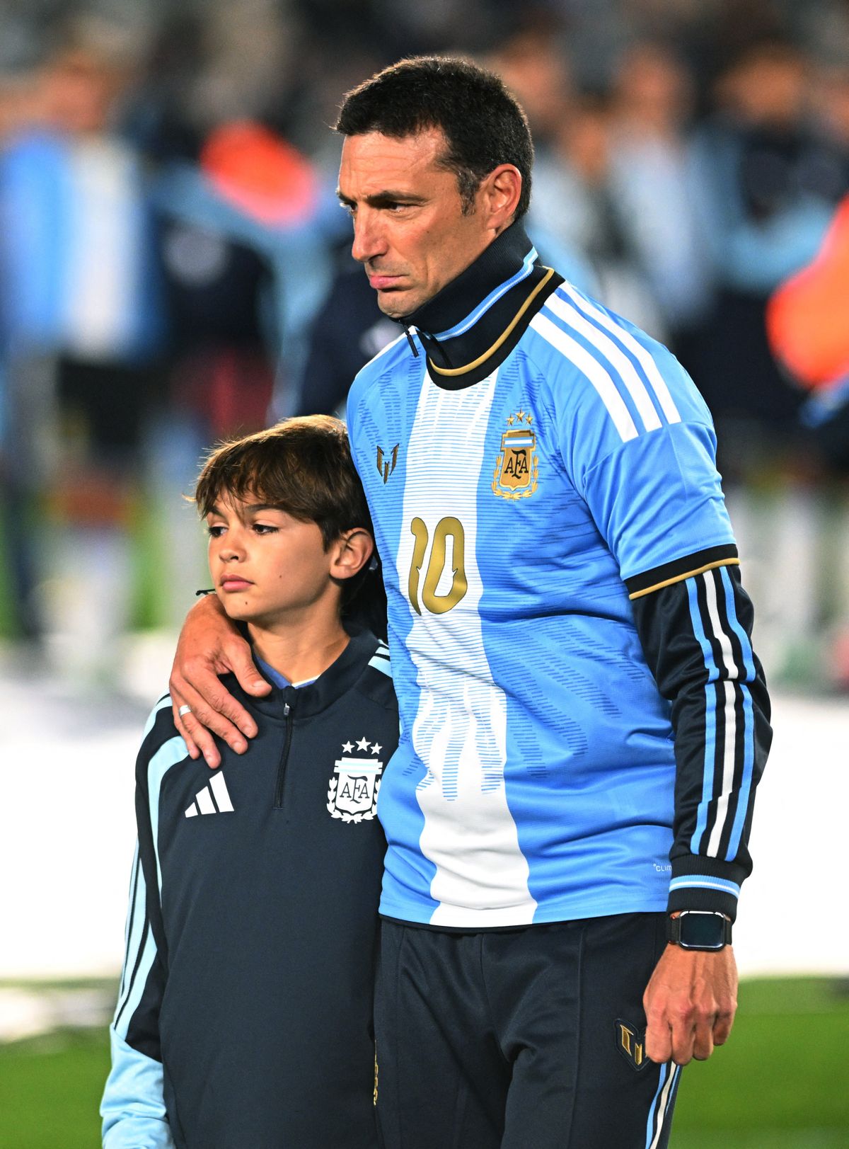 Lionel Scaloni con su hijo en la despedida de Messi en el monumental. (Foto: Reuters)