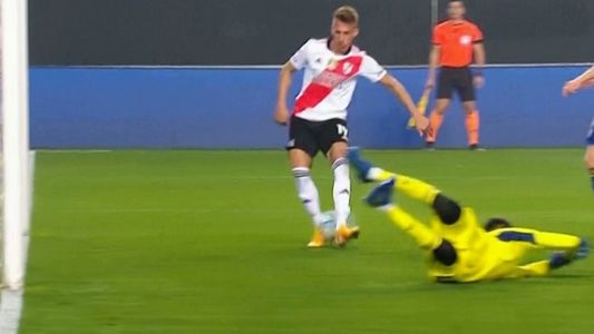 ¡No se puede creer! Braian Romero erró un gol abajo del arco en River-Boca