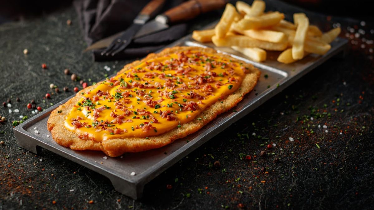 El cheddar, un ingrediente que sigue manteniendo fanáticos al momento de elegir sabores para la milanesa.