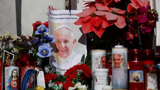 Publican la primera foto del Papa Francisco a más de un mes de su internación