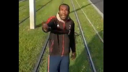 Iba con su bicicleta por las vías y se enojó con el chofer del tren que frenó para no pisarlo