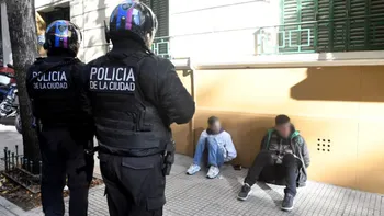 Dos motochorros fueron detenidos en Recoleta acusados de robar 150 paquetes de figuras del Mundial