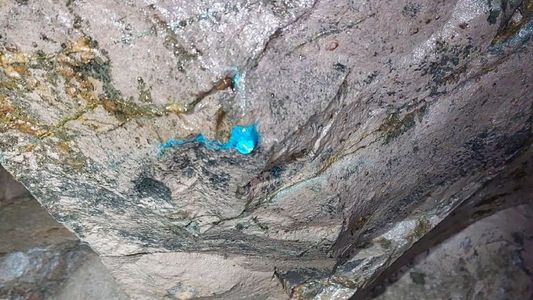 Misterio: hallaron una sustancia azul brillante en lo profundo de una mina del siglo XIX abandonada