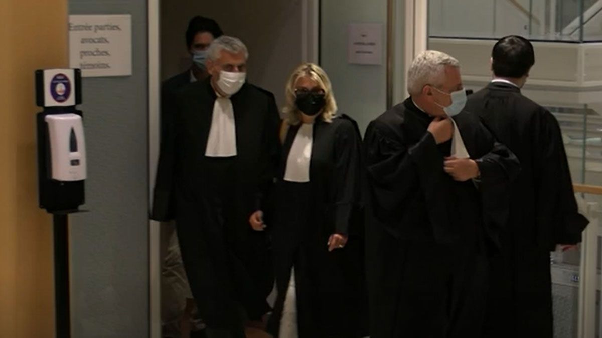 El tribunal que condenó a Sarkozy llega a la sala. En el medio, Caroline Viguier, la jueza encargada de leer el fallo condenatorio (Foto: AP)