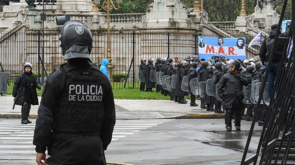 Máxima tensión frente al Congreso: hay 27 detenidos por las protestas en la calle