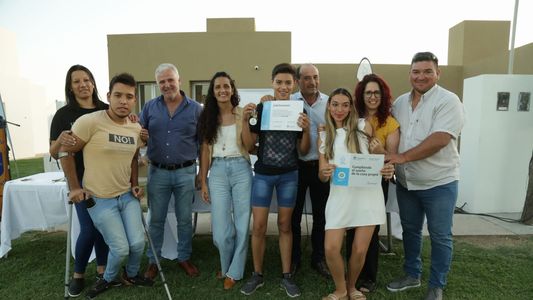 Santiago Maggiotti y Micaela Villaverde otorgaron las llaves de las viviendas a las familias de Wenceslao Escalante y Laboulaye