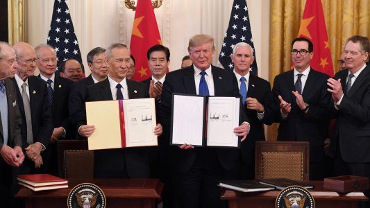 Estados Unidos y China avanzan el acuerdo comercial pese a los roces por el origen del COVID-19