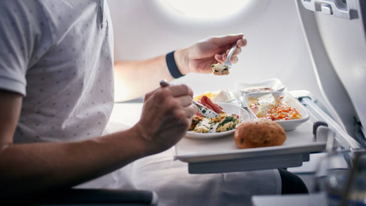 La guía definitiva: qué comer y qué evitar antes de viajar en avión