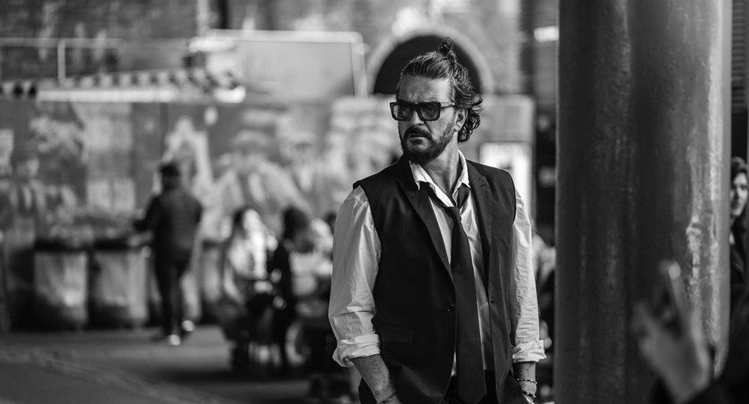 Ricardo Arjona estrena nuevo álbum: “Covers, Demos y Otras Travesuras de Blanco”