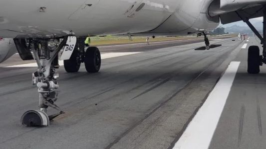 Terror en el aire: Le explotó una rueda al avión y aterrizó de emergencia