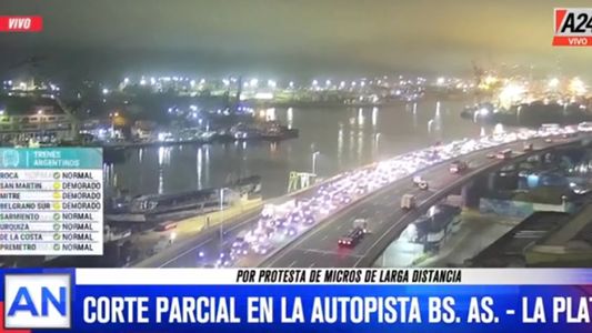Protesta de dueños de micros de turismo genera caos en el acceso a la Ciudad de Buenos Aires
