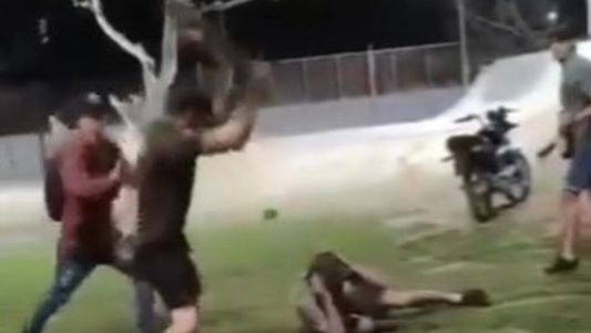 Brutal ataque en patota: lo golpearon en el piso con un skate en la cabeza