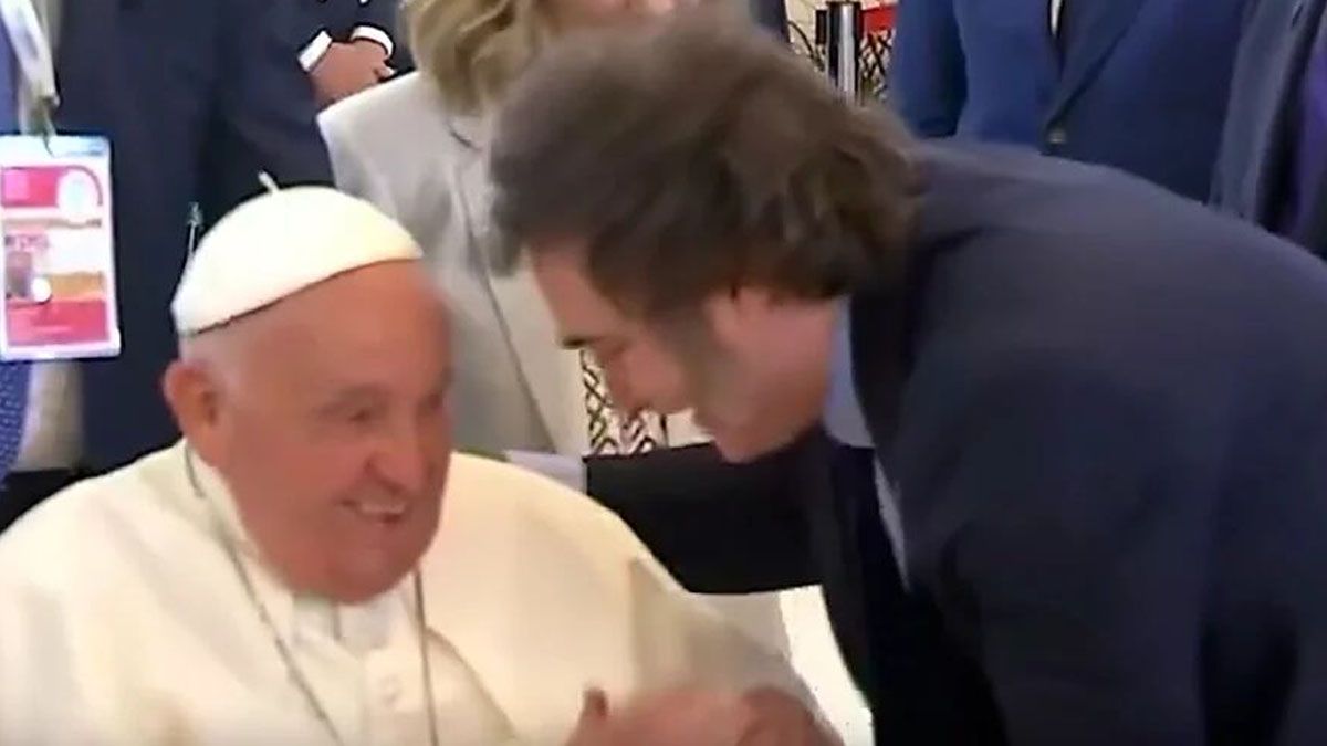 El papa Francisco se saluda con javier Milei en la cumbre de G7 . (Foto: captura de TV)
