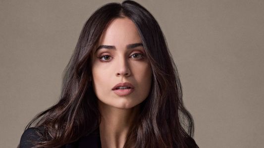 Sofía Carson deslumbra en Netflix con la comedia romántica más elegida del 2025 y es la película del año