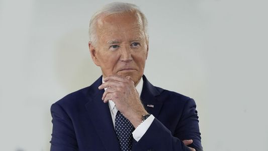Joe Biden intenta resistir y recibe apoyos para seguir como candidato presidencial