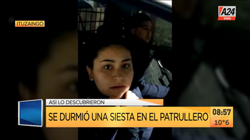 Ituzaingó: así escracharon a policías que dormían en un robo. (Captura de Tv) Ituzaingó: así escracharon a policías que dormían en un robo. (Captura de Tv)