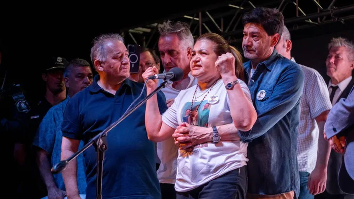 Una multitud acompañó a los padres de Fernando Báez Sosa en Dolores en el tercer año del asesinato de su hijo (Foto: Telam).