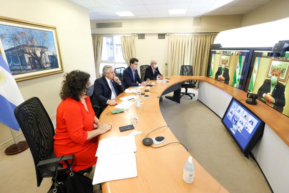 Alberto Fernández pidió a gobernadores hacer cumplir el DNU vigente y coincidieron en aumentar las restricciones. (Foto: Presidencia)
