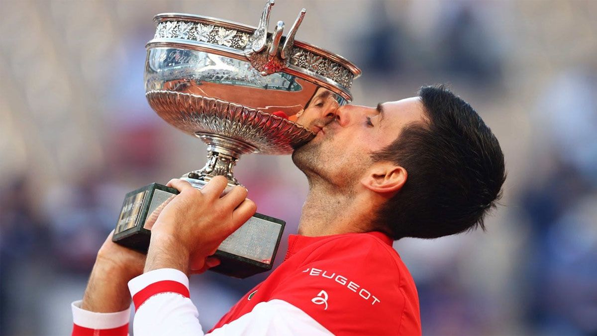 Novak Djokovic besa la copa de Roland Garros