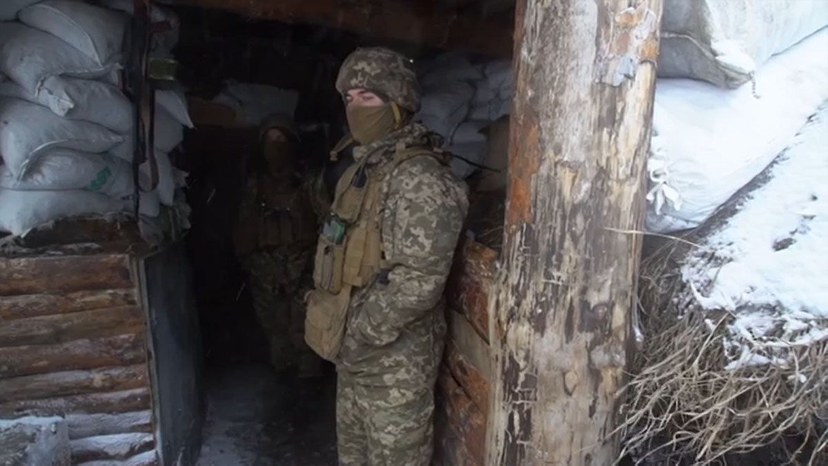 Soldados de Ucrania, bajo la nieve, en la frontera con Rusia (Foto: AP)