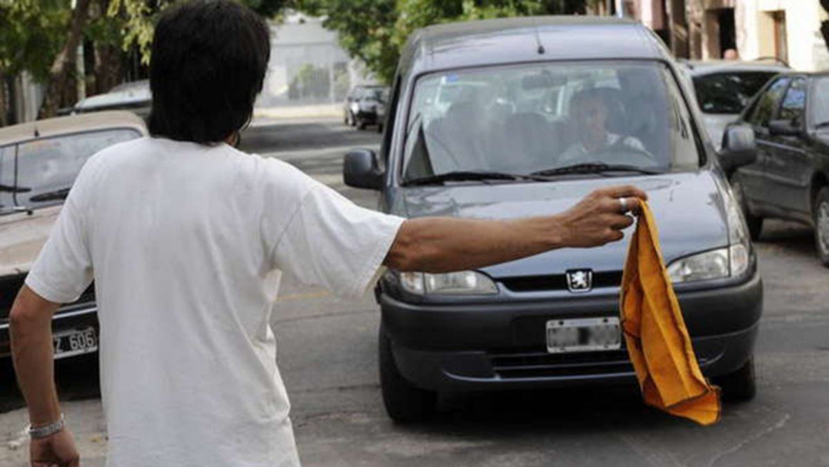 No más trapitos: la Legislatura porteña aprobó la prohibición del cuidado de autos
