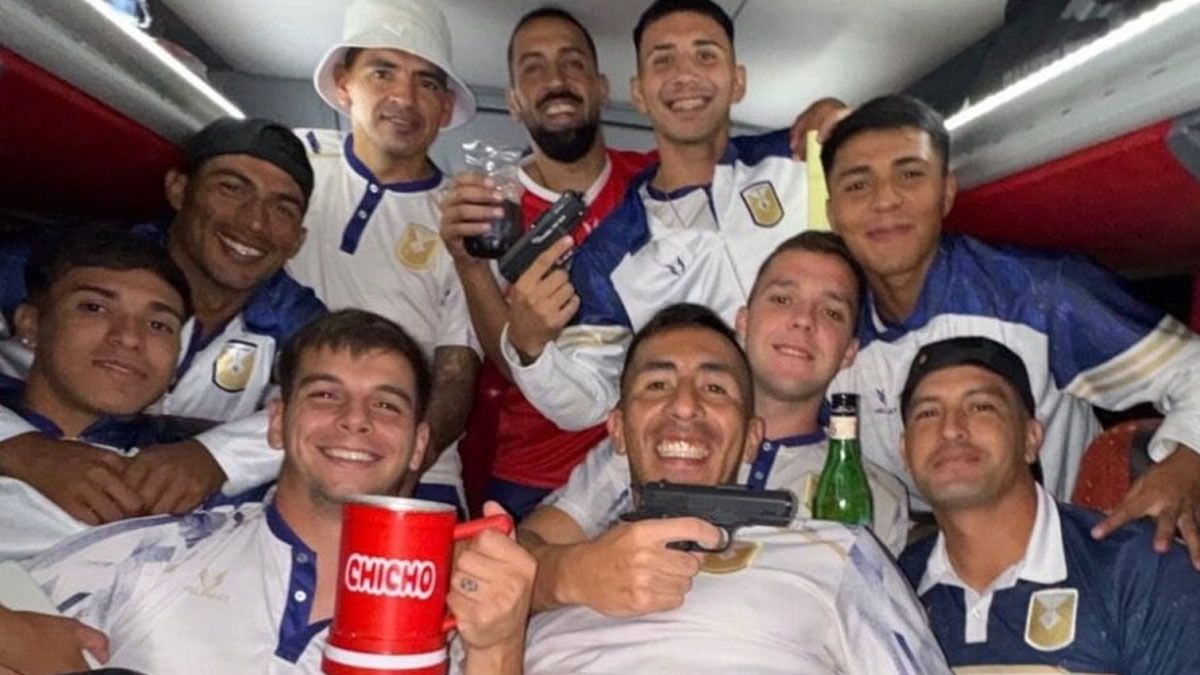 Escándalo en el fútbol argentino: un equipo celebró la clasificación a la final con armas de fuego