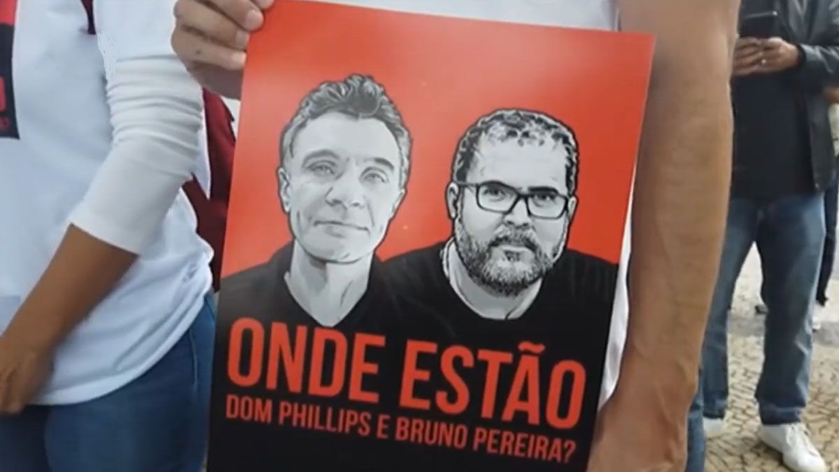 Carteles con la búsqueda de los dos desaparecidos en el Amazonas (Foto: Gentileza: Folha de Sao Paulo)
