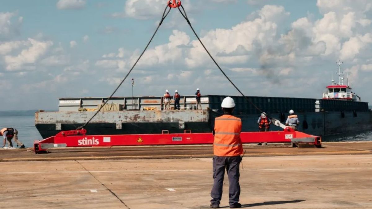 Estos productos de exportación de origen misionero salieron en un convoy compuesto por un remolcador y una barcaza cargada de 14 contenedores. (Foto: Gob. Misiones)