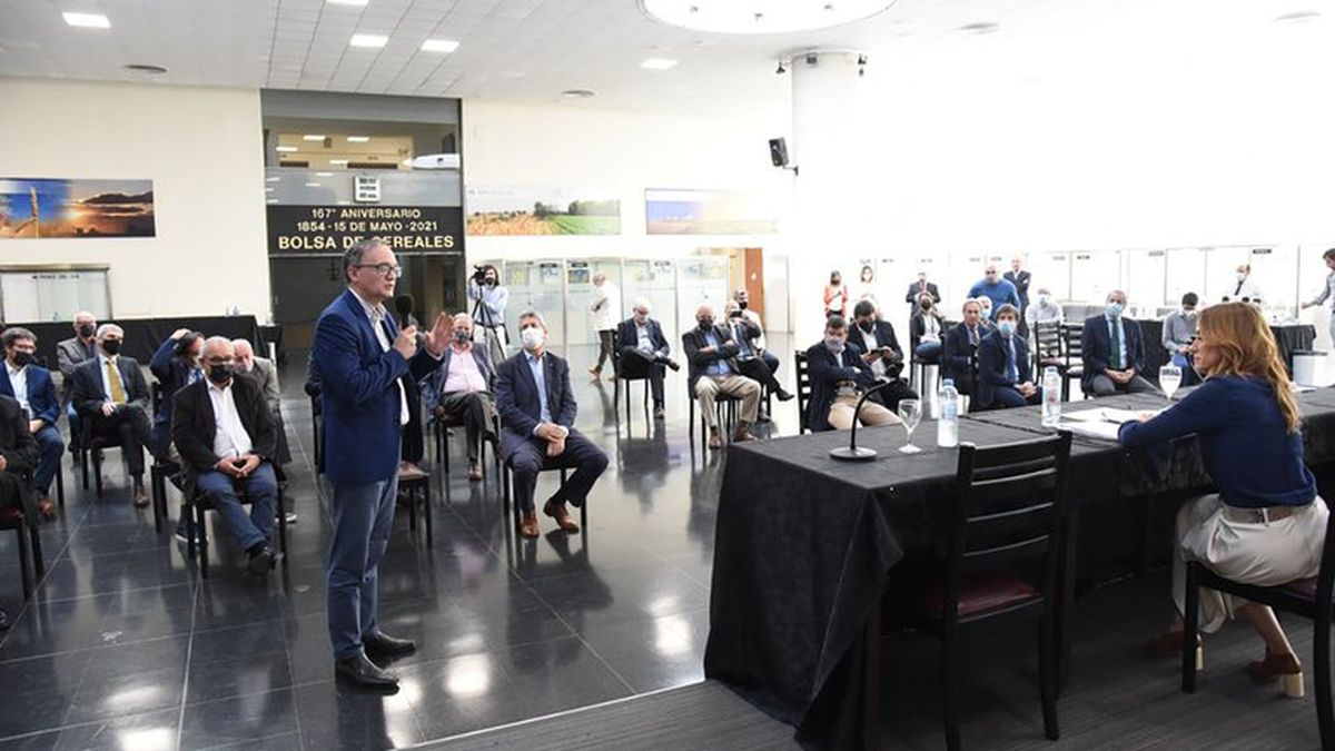 Gustavo Idígoras y Victoria Tolosa Paz: la candidata del Frente de Todos estuvo con la agroindustria en la Bolsa de Cereales porteña. 