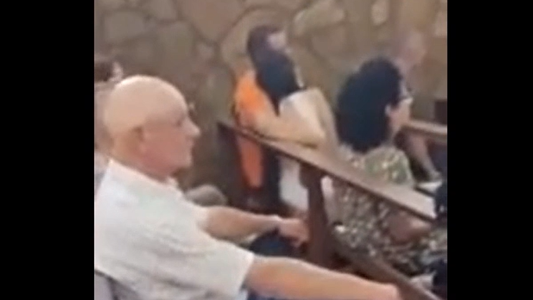 Encontró a su esposo con su amante en la iglesia y todo terminó de una impensada manera