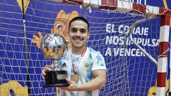 Es una de las estrellas de la Selección de Talla Baja y pide ayuda para poder seguir en el equipo