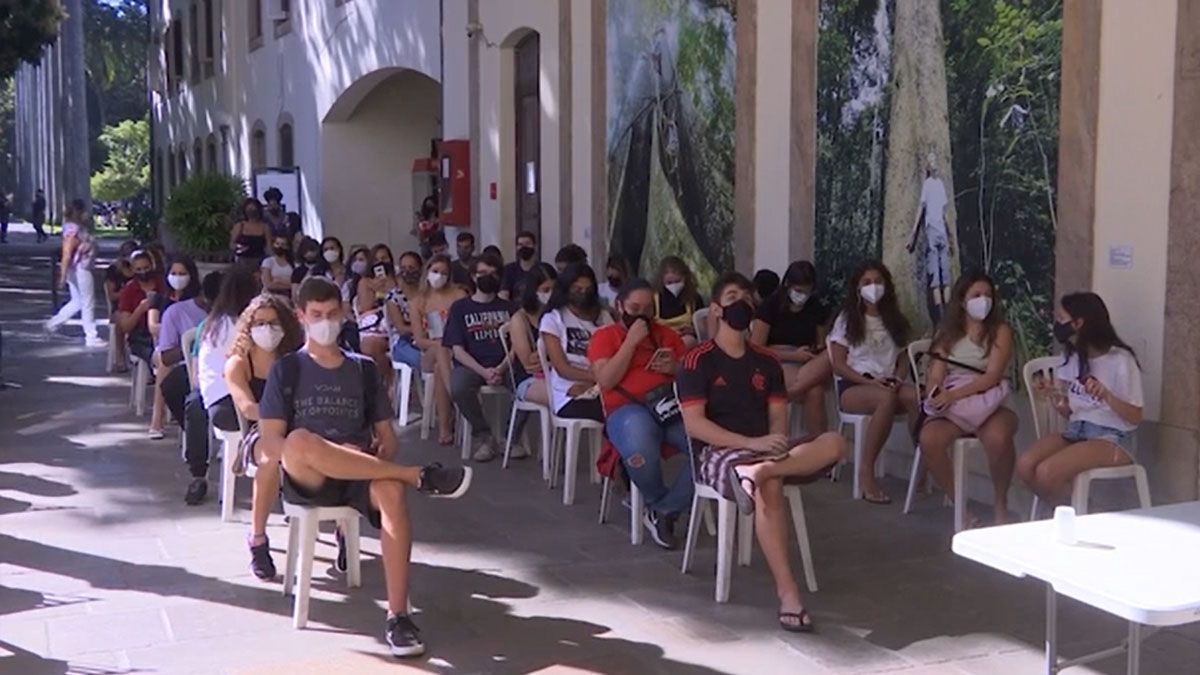 Jóvenes esperan su vacuna en el Brasil, que llegó al 26,6% de la población completa (Foto: AP)