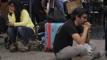 Cuál es el reclamo de los trabajadores de Aerolíneas y Austral que genera la cancelación de decenas de vuelos