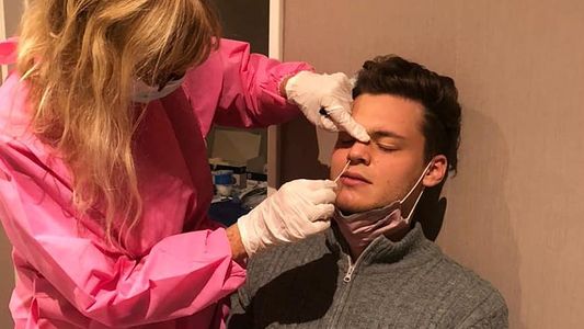 Gonzalo Vázquez, el notero de Intrusos vacunado a los 28 por ser de riesgo, podría tener COVID