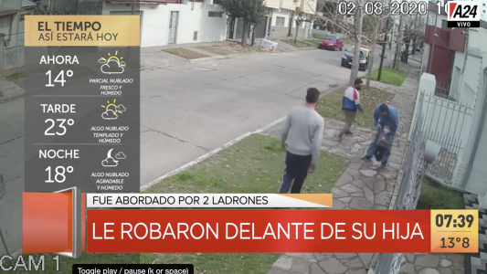 Video: en Ezpeleta, le robaron a un papá que caminaba con su hija de 4 años