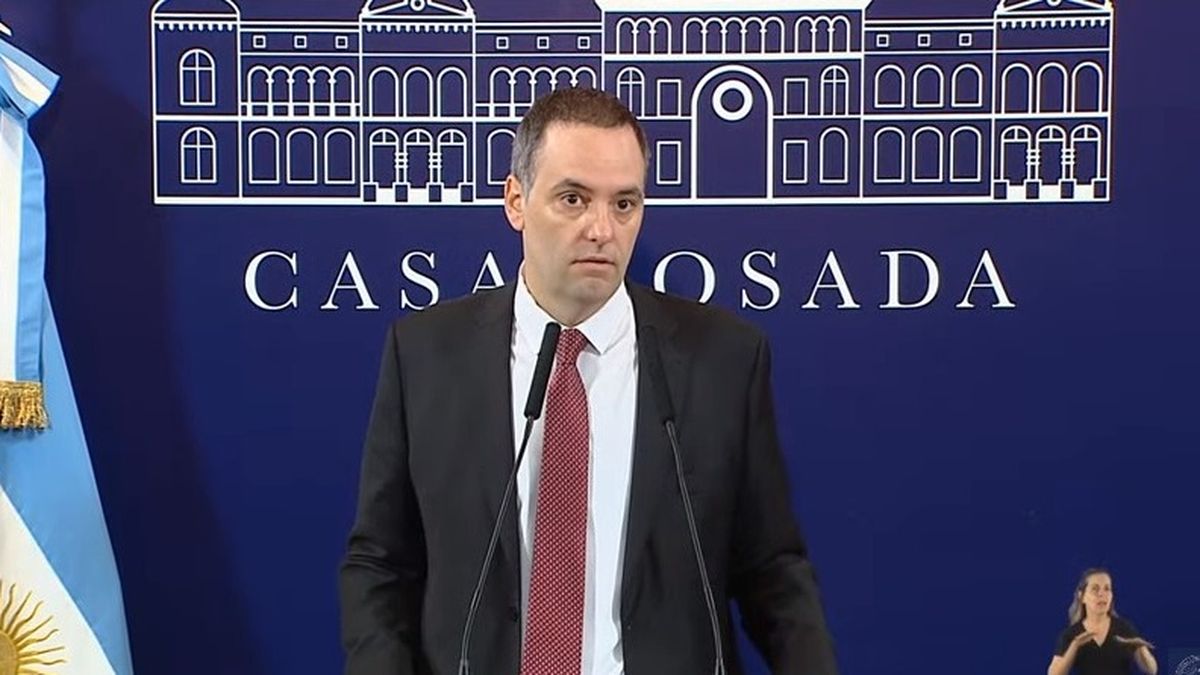 El vocero presidencial, Manuel Adorni encabez&oacute; una nueva conferencia de prensa ante los medios desde la asunci&oacute;n del Gobierno de Milei (Foto: captura YouTube Casa Rosada).