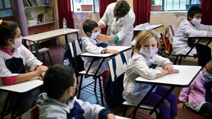 Admiten que podrían reducir la presencialidad en los colegios de la Provincia