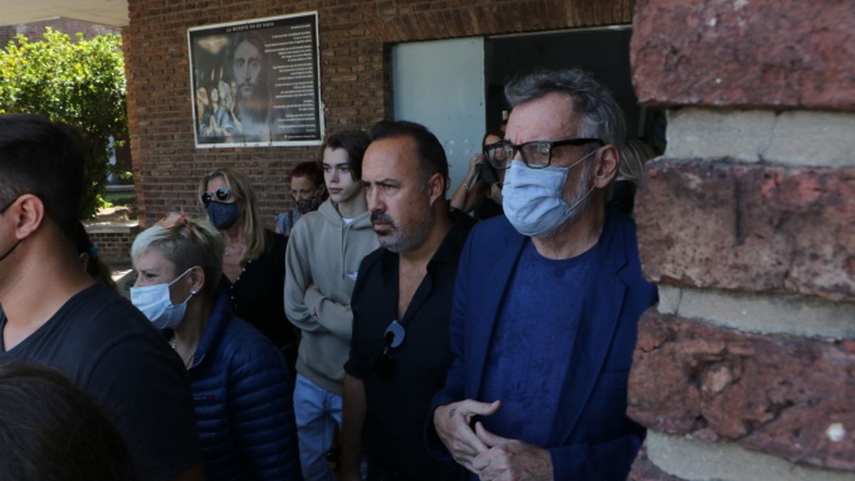 El diseñador Benito Fernández acompañó a los familiares de Gustavo Martínez tanto en el velatorio como su despedida final en la Chacarita.