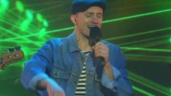 Un músico bielorruso le dio un cabezazo a un espectador que se subió al escenario