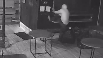 La extraña cábala femenina de un ladrón antes de entrar a robar semidesnudo a un bar