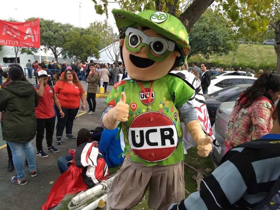 Adelante radicales, la mascota de la UCR y las estatuillas de Alfonsín a $3900: el color detrás de la Convención en Parque Norte