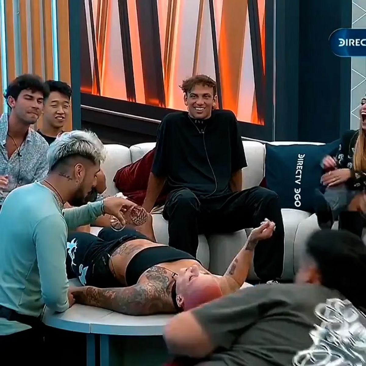 La descontrolada noche hot en Gran Hermano: striptease y besos entre todos