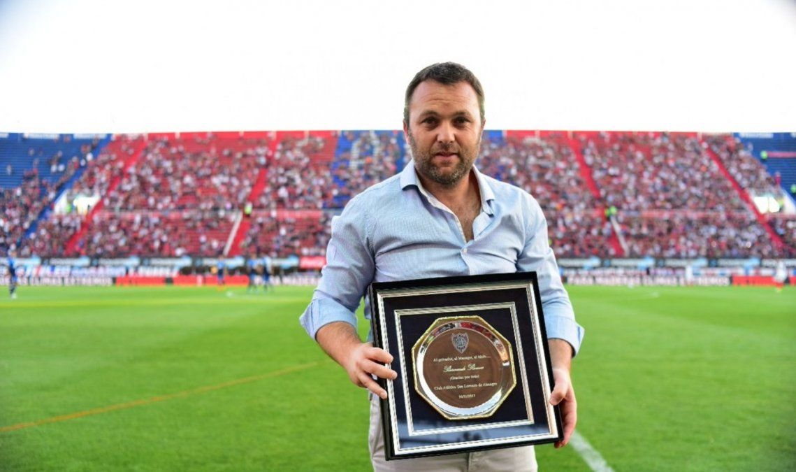 Asaltan la casa del ex futbolista Bernardo Romeo en un country de La Plata y maniatan a su familia