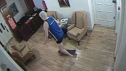 En patineta y calzoncillos: las fotos de Assange en la embajada de Ecuador