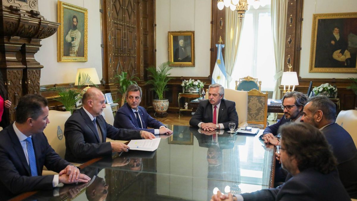 El Presidente y Massa reunidos con una comitiva de gobernadores.