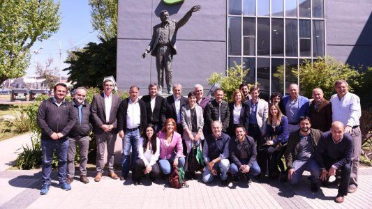 Máximo responde a la “mesa de los galanes” del PJ y busca consolidarse como interlocutor de los intendentes