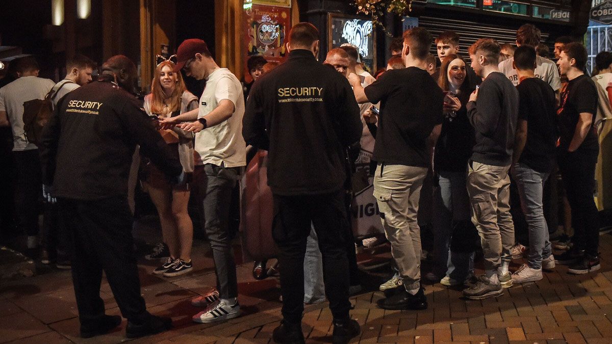 controles en boliches para evitar el ingreso con jeringas o agujas (foto: Gentileza New York Times)