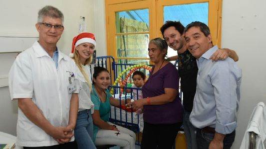La China Suárez y Benjamín Vicuña visitaron un hospital de niños en Navidad